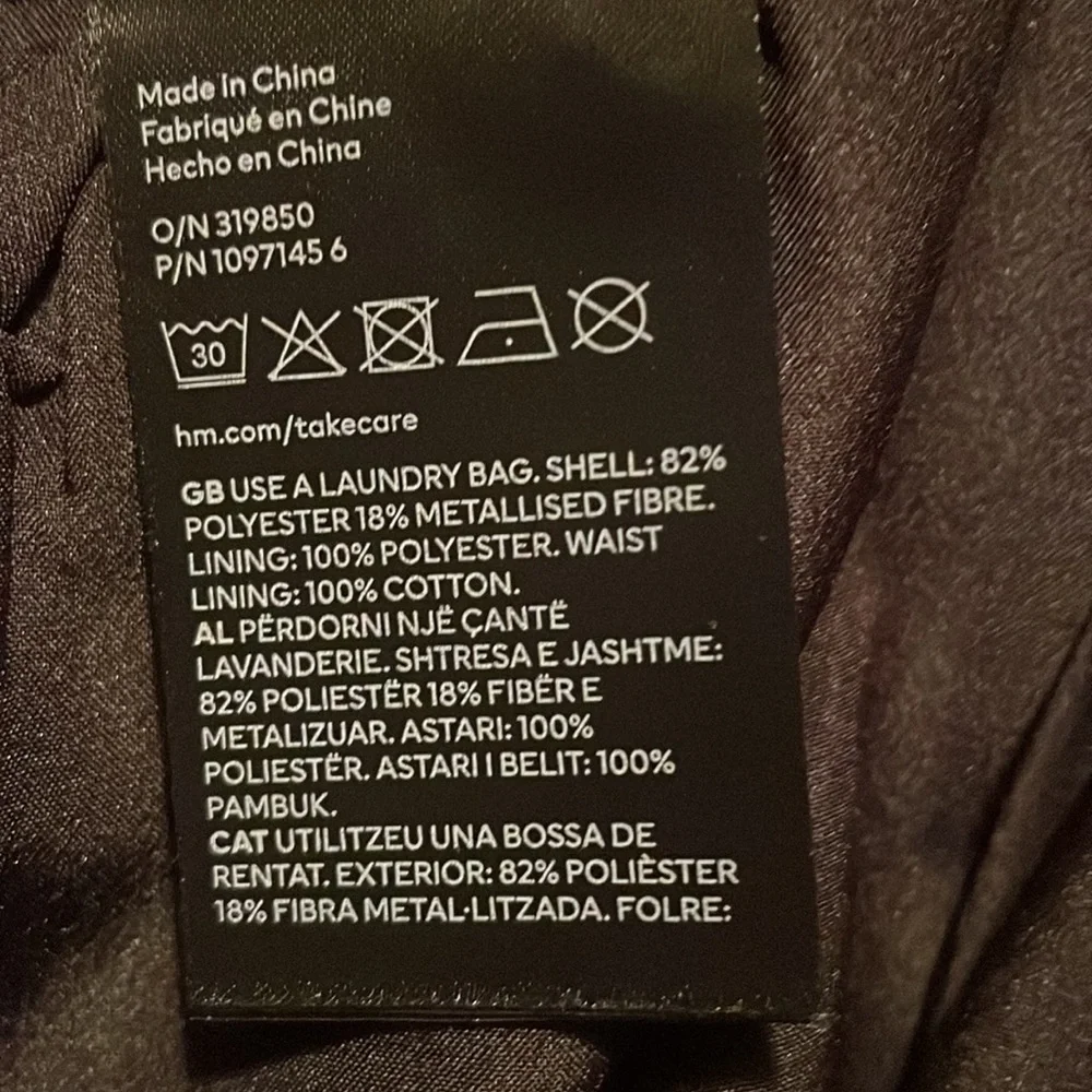 H&M silver shiny mini skirt. Size8 I put it with a shirt I’m selling too see 👀 - Picture 7 of 11